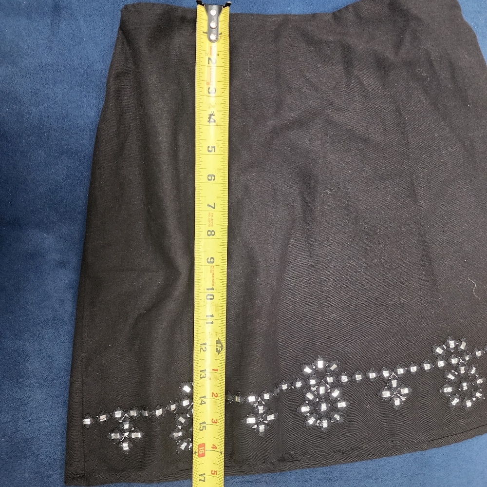 Elegant Black Skirt with Embellishments - Picture 2 of 8